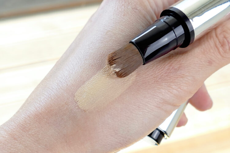 Hyaluronic Hydra concealer